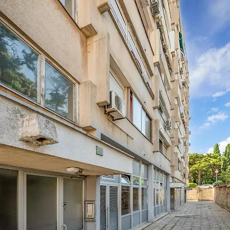 1 Bedroom Lovely In Apartment *