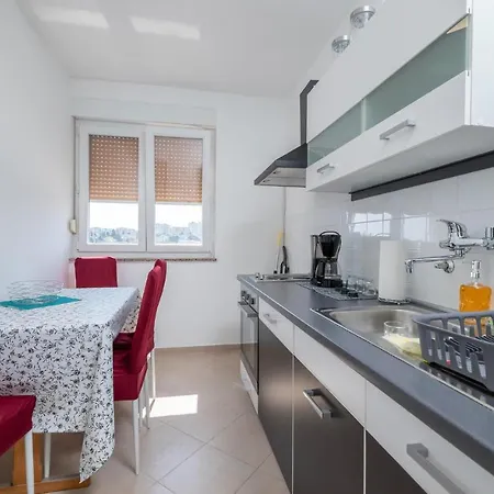 1 Bedroom Lovely In Apartment Pula