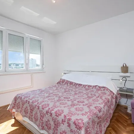 1 Bedroom Lovely In Apartment Pula
